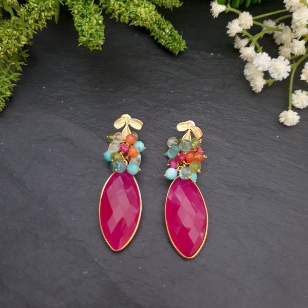 Pendientes de racimo con calcedonia fucsia, amazonita, apatito, cornalina, jade fucsia, peridoto y prenhita.