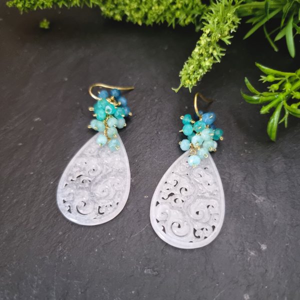 Pendientes de racimo con lágrima de jade blanco tallada y jade tonos azules