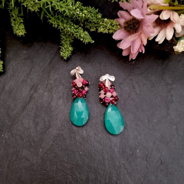 Pendientes de racimo con jade verde, granates y jade Xandra