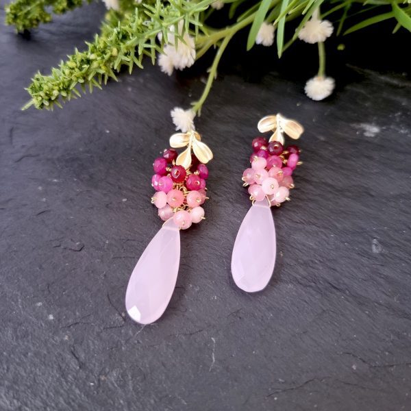 Pendientes de racimo con calcedonia rosa y jade