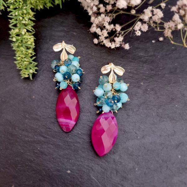 Pendientes de racimo con calcedonia fucsia, ópalo azul, apatito, topacio london blue y amazonita