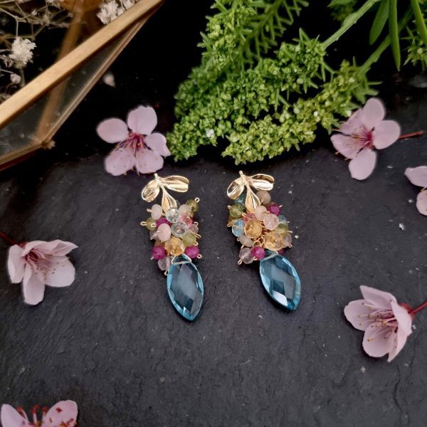 Pendientes de racimo con cuarzo, topacio rosa, citrino, peridoto, rubí, ópalo de Etiopía, apatito y cuarzo rosa. 14 kt