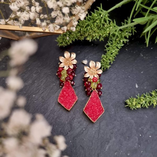 Pendientes de racimo con drusa de cuarzo rojo, jade y peridoto